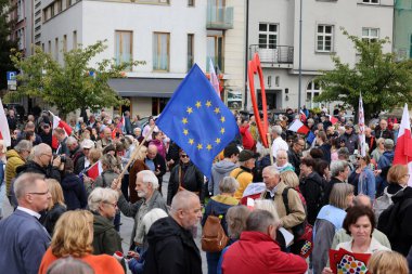 Krakow, Polonya - 1 Ekim 2023 Krakow 'da Milyonlarca Yürek Yürüyüşü. Polonyalı kalabalıklar Krakow sokaklarında PiS 'in yönetimini protesto ediyor.