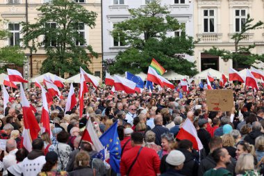 Krakow, Polonya - 1 Ekim 2023 Krakow 'da Milyonlarca Yürek Yürüyüşü. Polonyalı kalabalıklar Krakow sokaklarında PiS 'in yönetimini protesto ediyor.