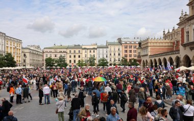 Krakow, Polonya - 1 Ekim 2023 Krakow 'da Milyonlarca Yürek Yürüyüşü. Polonyalı kalabalıklar Krakow sokaklarında PiS 'in yönetimini protesto ediyor.