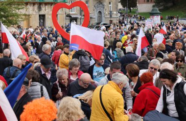 Krakow, Polonya - 1 Ekim 2023 Krakow 'da Milyonlarca Yürek Yürüyüşü. Polonyalı kalabalıklar Krakow sokaklarında PiS 'in yönetimini protesto ediyor.