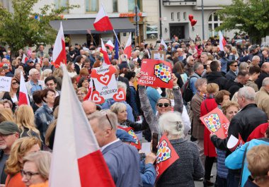 Krakow, Polonya - 1 Ekim 2023 Krakow 'da Milyonlarca Yürek Yürüyüşü. Polonyalı kalabalıklar Krakow sokaklarında PiS 'in yönetimini protesto ediyor.