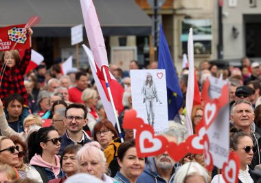 Krakow, Polonya - 1 Ekim 2023 Krakow 'da Milyonlarca Yürek Yürüyüşü. Polonyalı kalabalıklar Krakow sokaklarında PiS 'in yönetimini protesto ediyor.