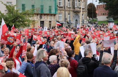 Krakow, Polonya - 1 Ekim 2023 Krakow 'da Milyonlarca Yürek Yürüyüşü. Polonyalı kalabalıklar Krakow sokaklarında PiS 'in yönetimini protesto ediyor.