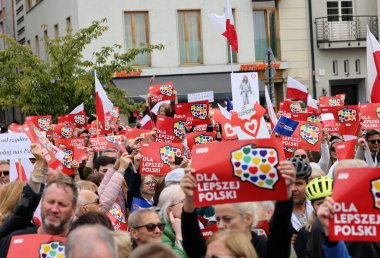 Krakow, Polonya - 1 Ekim 2023 Krakow 'da Milyonlarca Yürek Yürüyüşü. Polonyalı kalabalıklar Krakow sokaklarında PiS 'in yönetimini protesto ediyor.