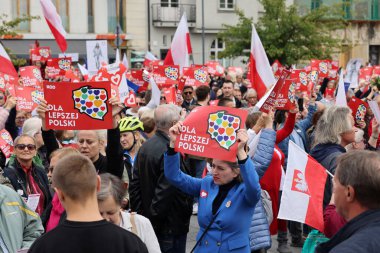 Krakow, Polonya - 1 Ekim 2023 Krakow 'da Milyonlarca Yürek Yürüyüşü. Polonyalı kalabalıklar Krakow sokaklarında PiS 'in yönetimini protesto ediyor.