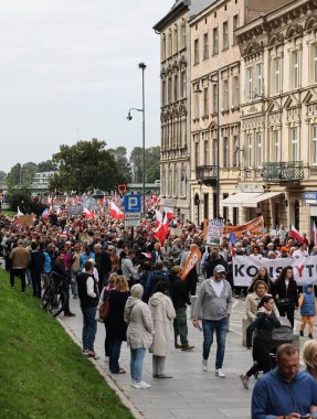 Krakow, Polonya - 1 Ekim 2023 Krakow 'da Milyonlarca Yürek Yürüyüşü. Polonyalı kalabalıklar Krakow sokaklarında PiS 'in yönetimini protesto ediyor.