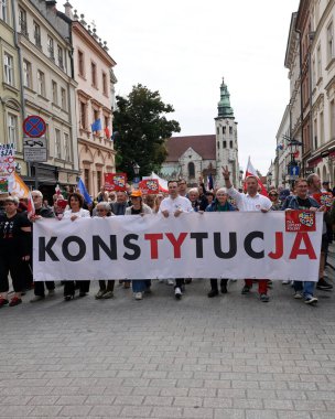 Krakow, Polonya - 1 Ekim 2023 Krakow 'da Milyonlarca Yürek Yürüyüşü. Polonyalı kalabalıklar Krakow sokaklarında PiS 'in yönetimini protesto ediyor.