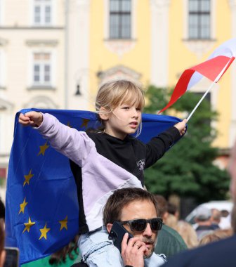 Krakow, Polonya - 1 Ekim 2023 Krakow 'da Milyonlarca Yürek Yürüyüşü. Polonyalı kalabalıklar Krakow sokaklarında PiS 'in yönetimini protesto ediyor.