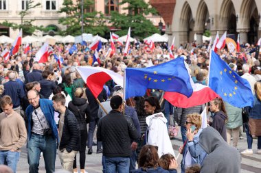 Krakow, Polonya - 1 Ekim 2023 Krakow 'da Milyonlarca Yürek Yürüyüşü. Polonyalı kalabalıklar Krakow sokaklarında PiS 'in yönetimini protesto ediyor.