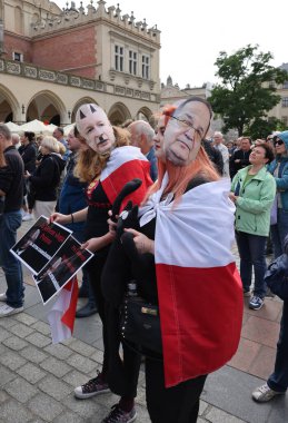 Krakow, Polonya - 1 Ekim 2023 Krakow 'da Milyonlarca Yürek Yürüyüşü. Polonyalı kalabalıklar Krakow sokaklarında PiS 'in yönetimini protesto ediyor.