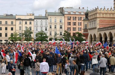 Krakow, Polonya - 1 Ekim 2023 Krakow 'da Milyonlarca Yürek Yürüyüşü. Polonyalı kalabalıklar Krakow sokaklarında PiS 'in yönetimini protesto ediyor.