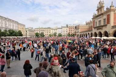 Krakow, Polonya - 1 Ekim 2023 Krakow 'da Milyonlarca Yürek Yürüyüşü. Polonyalı kalabalıklar Krakow sokaklarında PiS 'in yönetimini protesto ediyor.