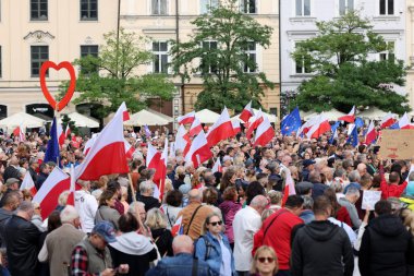 Krakow, Polonya - 1 Ekim 2023 Krakow 'da Milyonlarca Yürek Yürüyüşü. Polonyalı kalabalıklar Krakow sokaklarında PiS 'in yönetimini protesto ediyor.