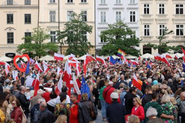 Krakow, Polonya - 1 Ekim 2023 Krakow 'da Milyonlarca Yürek Yürüyüşü. Polonyalı kalabalıklar Krakow sokaklarında PiS 'in yönetimini protesto ediyor.