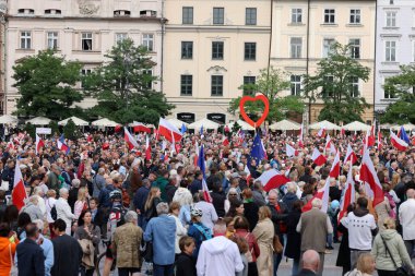 Krakow, Polonya - 1 Ekim 2023 Krakow 'da Milyonlarca Yürek Yürüyüşü. Polonyalı kalabalıklar Krakow sokaklarında PiS 'in yönetimini protesto ediyor.