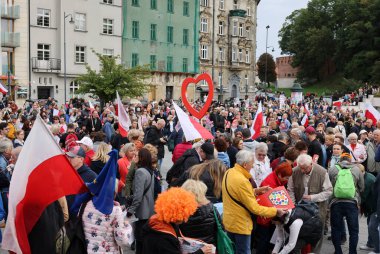 Krakow, Polonya - 1 Ekim 2023 Krakow 'da Milyonlarca Yürek Yürüyüşü. Polonyalı kalabalıklar Krakow sokaklarında PiS 'in yönetimini protesto ediyor.
