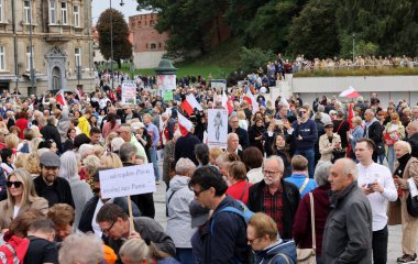 Krakow, Polonya - 1 Ekim 2023 Krakow 'da Milyonlarca Yürek Yürüyüşü. Polonyalı kalabalıklar Krakow sokaklarında PiS 'in yönetimini protesto ediyor.