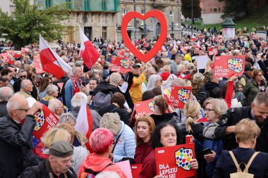 Krakow, Polonya - 1 Ekim 2023 Krakow 'da Milyonlarca Yürek Yürüyüşü. Polonyalı kalabalıklar Krakow sokaklarında PiS 'in yönetimini protesto ediyor.