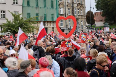 Krakow, Polonya - 1 Ekim 2023 Krakow 'da Milyonlarca Yürek Yürüyüşü. Polonyalı kalabalıklar Krakow sokaklarında PiS 'in yönetimini protesto ediyor.