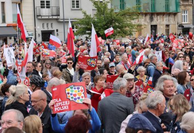 Krakow, Polonya - 1 Ekim 2023 Krakow 'da Milyonlarca Yürek Yürüyüşü. Polonyalı kalabalıklar Krakow sokaklarında PiS 'in yönetimini protesto ediyor.