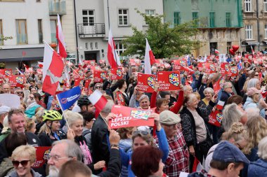Krakow, Polonya - 1 Ekim 2023 Krakow 'da Milyonlarca Yürek Yürüyüşü. Polonyalı kalabalıklar Krakow sokaklarında PiS 'in yönetimini protesto ediyor.