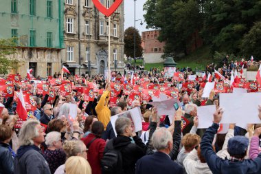 Krakow, Polonya - 1 Ekim 2023 Krakow 'da Milyonlarca Yürek Yürüyüşü. Polonyalı kalabalıklar Krakow sokaklarında PiS 'in yönetimini protesto ediyor.