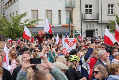 Krakow, Polonya - 1 Ekim 2023 Krakow 'da Milyonlarca Yürek Yürüyüşü. Polonyalı kalabalıklar Krakow sokaklarında PiS 'in yönetimini protesto ediyor.