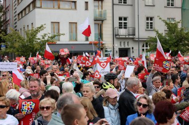 Krakow, Polonya - 1 Ekim 2023 Krakow 'da Milyonlarca Yürek Yürüyüşü. Polonyalı kalabalıklar Krakow sokaklarında PiS 'in yönetimini protesto ediyor.