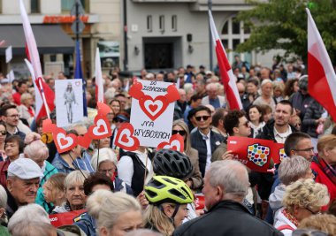 Krakow, Polonya - 1 Ekim 2023 Krakow 'da Milyonlarca Yürek Yürüyüşü. Polonyalı kalabalıklar Krakow sokaklarında PiS 'in yönetimini protesto ediyor.
