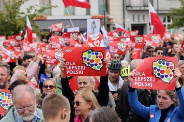 Krakow, Polonya - 1 Ekim 2023 Krakow 'da Milyonlarca Yürek Yürüyüşü. Polonyalı kalabalıklar Krakow sokaklarında PiS 'in yönetimini protesto ediyor.