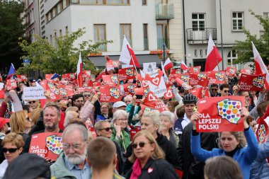 Krakow, Polonya - 1 Ekim 2023 Krakow 'da Milyonlarca Yürek Yürüyüşü. Polonyalı kalabalıklar Krakow sokaklarında PiS 'in yönetimini protesto ediyor.