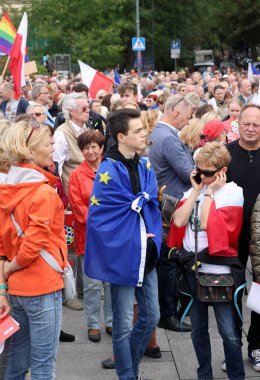Krakow, Polonya - 1 Ekim 2023 Krakow 'da Milyonlarca Yürek Yürüyüşü. Polonyalı kalabalıklar Krakow sokaklarında PiS 'in yönetimini protesto ediyor.