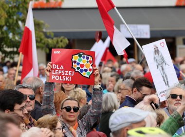 Krakow, Polonya - 1 Ekim 2023 Krakow 'da Milyonlarca Yürek Yürüyüşü. Polonyalı kalabalıklar Krakow sokaklarında PiS 'in yönetimini protesto ediyor.