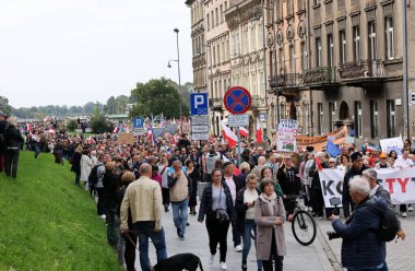 Krakow, Polonya - 1 Ekim 2023 Krakow 'da Milyonlarca Yürek Yürüyüşü. Polonyalı kalabalıklar Krakow sokaklarında PiS 'in yönetimini protesto ediyor.