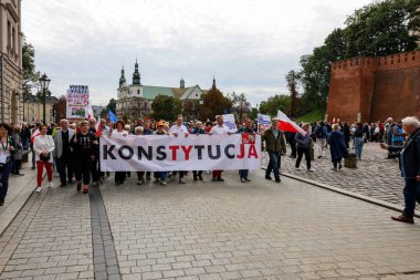 Krakow, Polonya - 1 Ekim 2023 Krakow 'da Milyonlarca Yürek Yürüyüşü. Polonyalı kalabalıklar Krakow sokaklarında PiS 'in yönetimini protesto ediyor.