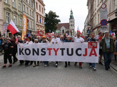 Krakow, Polonya - 1 Ekim 2023 Krakow 'da Milyonlarca Yürek Yürüyüşü. Polonyalı kalabalıklar Krakow sokaklarında PiS 'in yönetimini protesto ediyor.