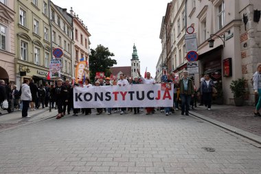 Krakow, Polonya - 1 Ekim 2023 Krakow 'da Milyonlarca Yürek Yürüyüşü. Polonyalı kalabalıklar Krakow sokaklarında PiS 'in yönetimini protesto ediyor.