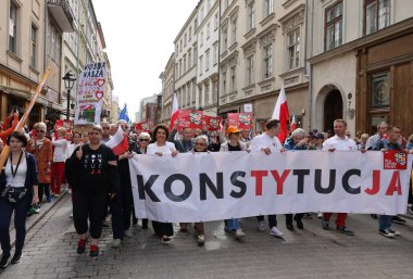 Krakow, Polonya - 1 Ekim 2023 Krakow 'da Milyonlarca Yürek Yürüyüşü. Polonyalı kalabalıklar Krakow sokaklarında PiS 'in yönetimini protesto ediyor.