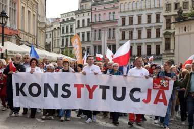 Krakow, Polonya - 1 Ekim 2023 Krakow 'da Milyonlarca Yürek Yürüyüşü. Polonyalı kalabalıklar Krakow sokaklarında PiS 'in yönetimini protesto ediyor.
