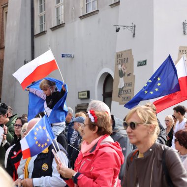 Krakow, Polonya - 1 Ekim 2023 Krakow 'da Milyonlarca Yürek Yürüyüşü. Polonyalı kalabalıklar Krakow sokaklarında PiS 'in yönetimini protesto ediyor.