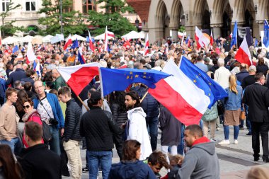 Krakow, Polonya - 1 Ekim 2023 Krakow 'da Milyonlarca Yürek Yürüyüşü. Polonyalı kalabalıklar Krakow sokaklarında PiS 'in yönetimini protesto ediyor.