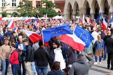 Krakow, Polonya - 1 Ekim 2023 Krakow 'da Milyonlarca Yürek Yürüyüşü. Polonyalı kalabalıklar Krakow sokaklarında PiS 'in yönetimini protesto ediyor.