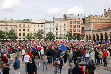 Krakow, Polonya - 1 Ekim 2023 Krakow 'da Milyonlarca Yürek Yürüyüşü. Polonyalı kalabalıklar Krakow sokaklarında PiS 'in yönetimini protesto ediyor.