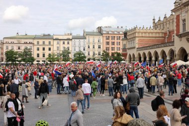 Krakow, Polonya - 1 Ekim 2023 Krakow 'da Milyonlarca Yürek Yürüyüşü. Polonyalı kalabalıklar Krakow sokaklarında PiS 'in yönetimini protesto ediyor.