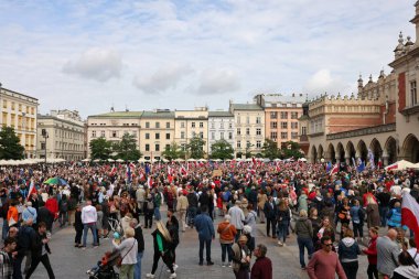 Krakow, Polonya - 1 Ekim 2023 Krakow 'da Milyonlarca Yürek Yürüyüşü. Polonyalı kalabalıklar Krakow sokaklarında PiS 'in yönetimini protesto ediyor.