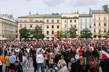 Krakow, Polonya - 1 Ekim 2023 Krakow 'da Milyonlarca Yürek Yürüyüşü. Polonyalı kalabalıklar Krakow sokaklarında PiS 'in yönetimini protesto ediyor.