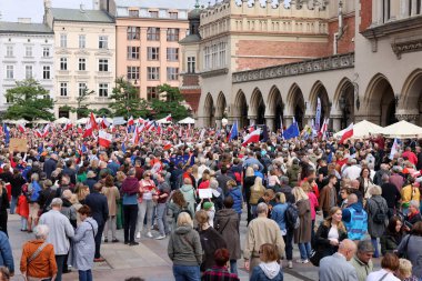 Krakow, Polonya - 1 Ekim 2023 Krakow 'da Milyonlarca Yürek Yürüyüşü. Polonyalı kalabalıklar Krakow sokaklarında PiS 'in yönetimini protesto ediyor.