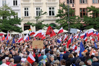 Krakow, Polonya - 1 Ekim 2023 Krakow 'da Milyonlarca Yürek Yürüyüşü. Polonyalı kalabalıklar Krakow sokaklarında PiS 'in yönetimini protesto ediyor.