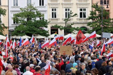 Krakow, Polonya - 1 Ekim 2023 Krakow 'da Milyonlarca Yürek Yürüyüşü. Polonyalı kalabalıklar Krakow sokaklarında PiS 'in yönetimini protesto ediyor.