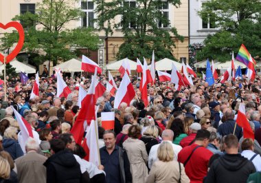 Krakow, Polonya - 1 Ekim 2023 Krakow 'da Milyonlarca Yürek Yürüyüşü. Polonyalı kalabalıklar Krakow sokaklarında PiS 'in yönetimini protesto ediyor.